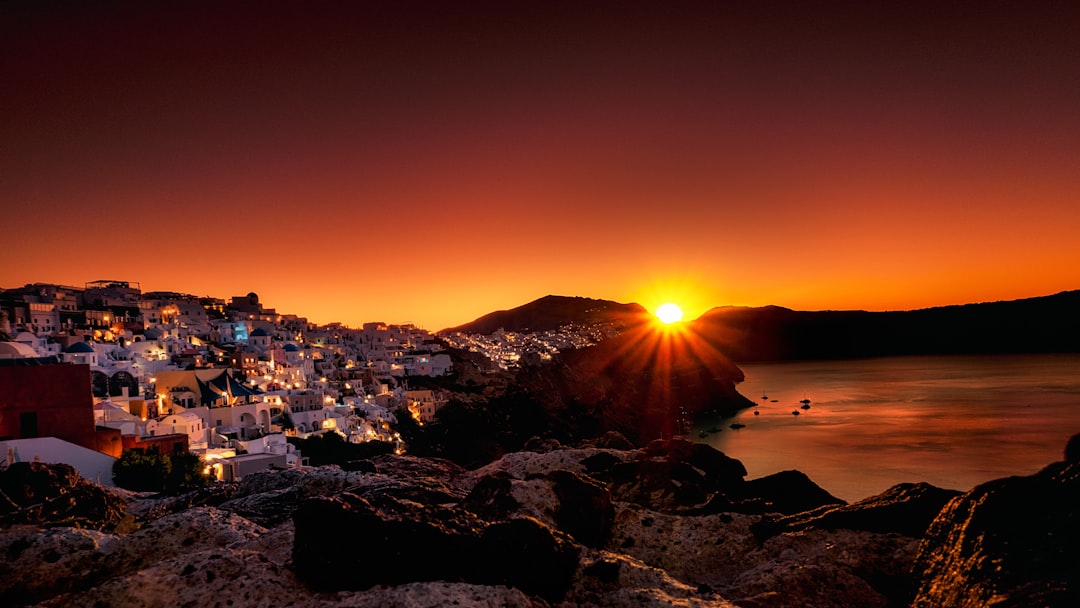 산토리니의 꿈같은 석양: 오이아의 매력 - Nik. Nomikou | Secret World Trip Planner
