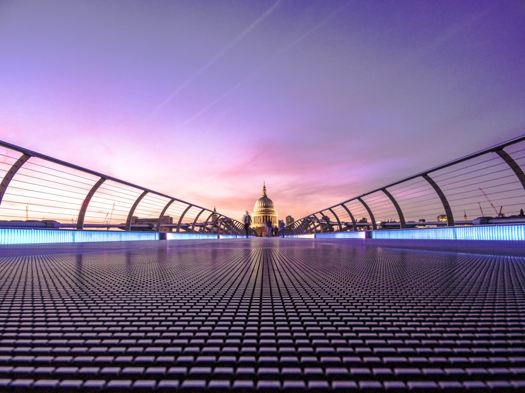 Puente del Milenio: Un Futuro Brillante en Londres - Thames Embankment | Secret World Trip Planner