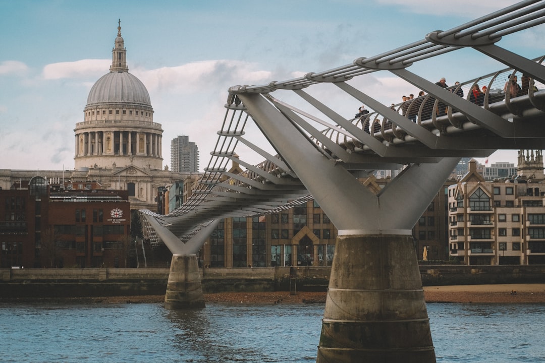 Ponte do Milênio: Uma Conexão para o Futuro em Londres - Thames Embankment | Secret World Trip Planner