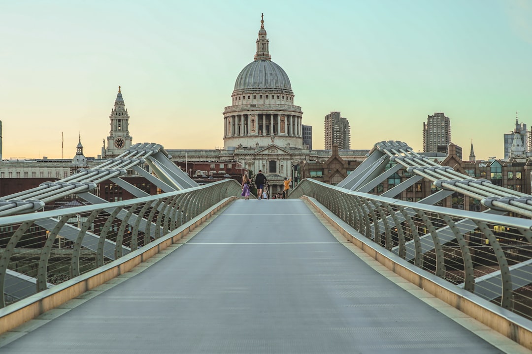 Ponte do Milênio: Uma Conexão para o Futuro em Londres - Thames Embankment | Secret World Trip Planner