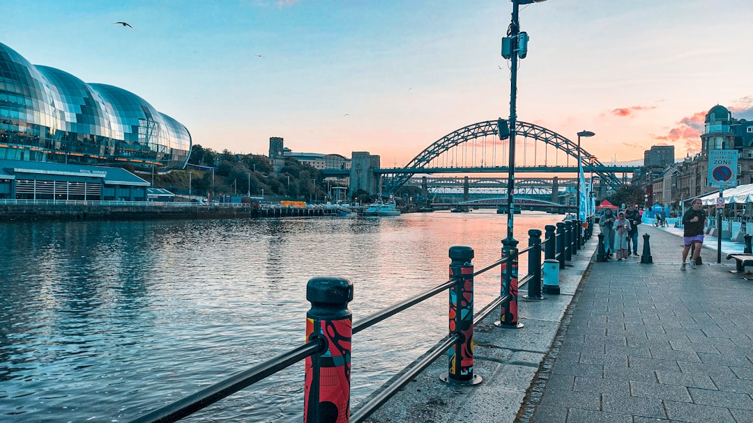 ミレニアムブリッジ:ロンドンの未来への架け橋 - Thames Embankment | Secret World Trip Planner