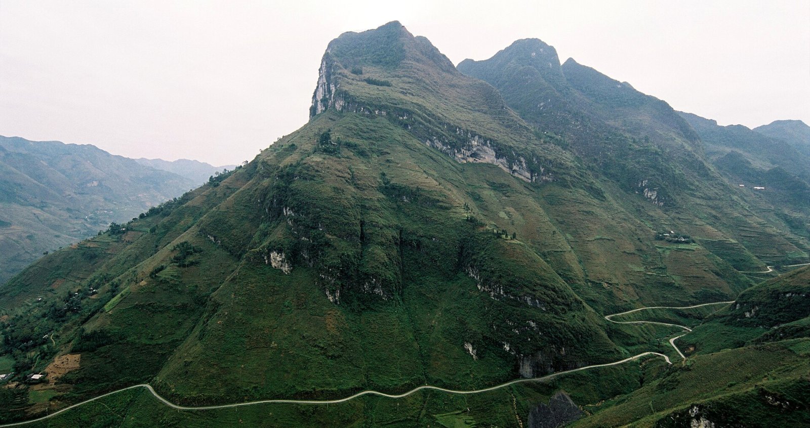 Descubra a Magia do Passo Mã Pí Lèng no Vietnã | Secret World Trip Planner