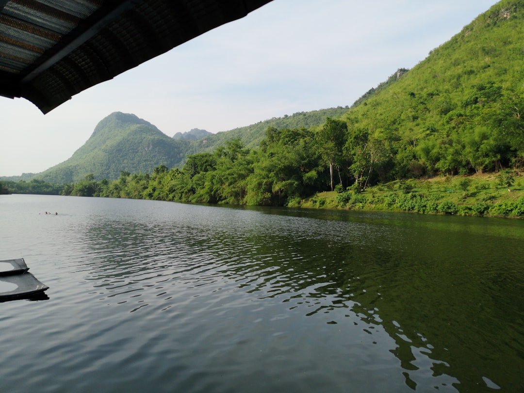 Descubra o Encanto da Barragem Srinagarind na Tailândia | Secret World Trip Planner