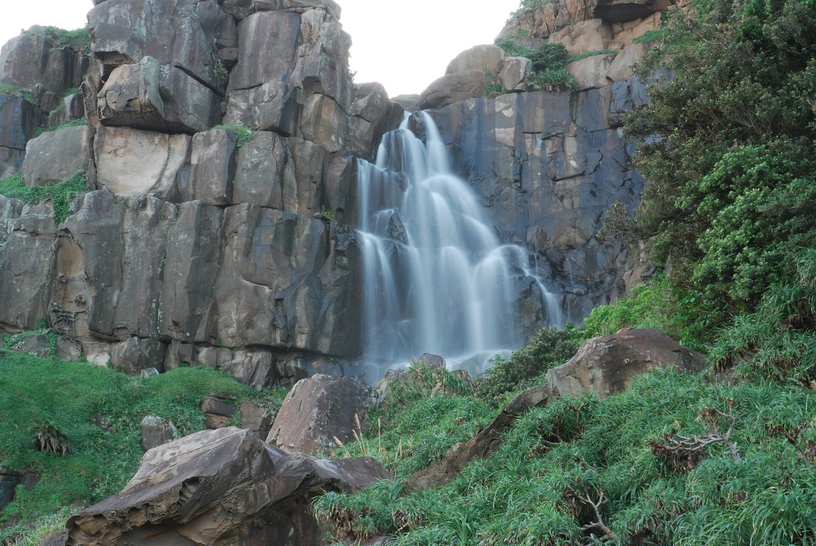Scopri la Magia di 佳樂水: Una Cascata Incantevole in Taiwan | Secret World Trip Planner