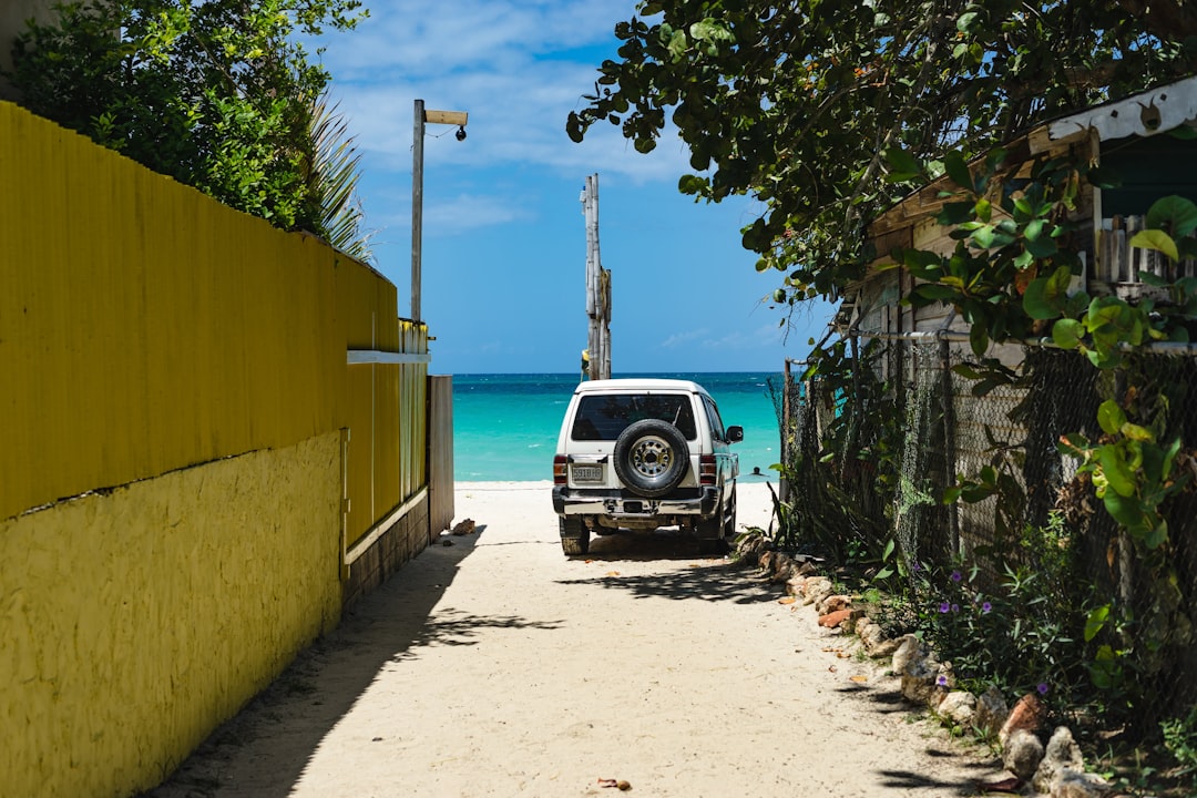 Семимильный пляж: Жемчужина Негрила - 3254 Norman Manley Blvd | Secret World Trip Planner