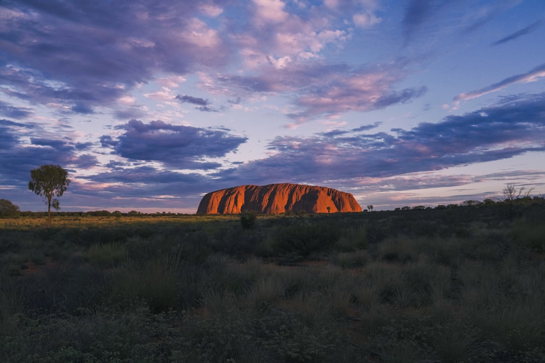 Uluṟu: Il Tronco di Fuoco al Tramonto - Mutitjulu NT 0872 | Secret World Trip Planner