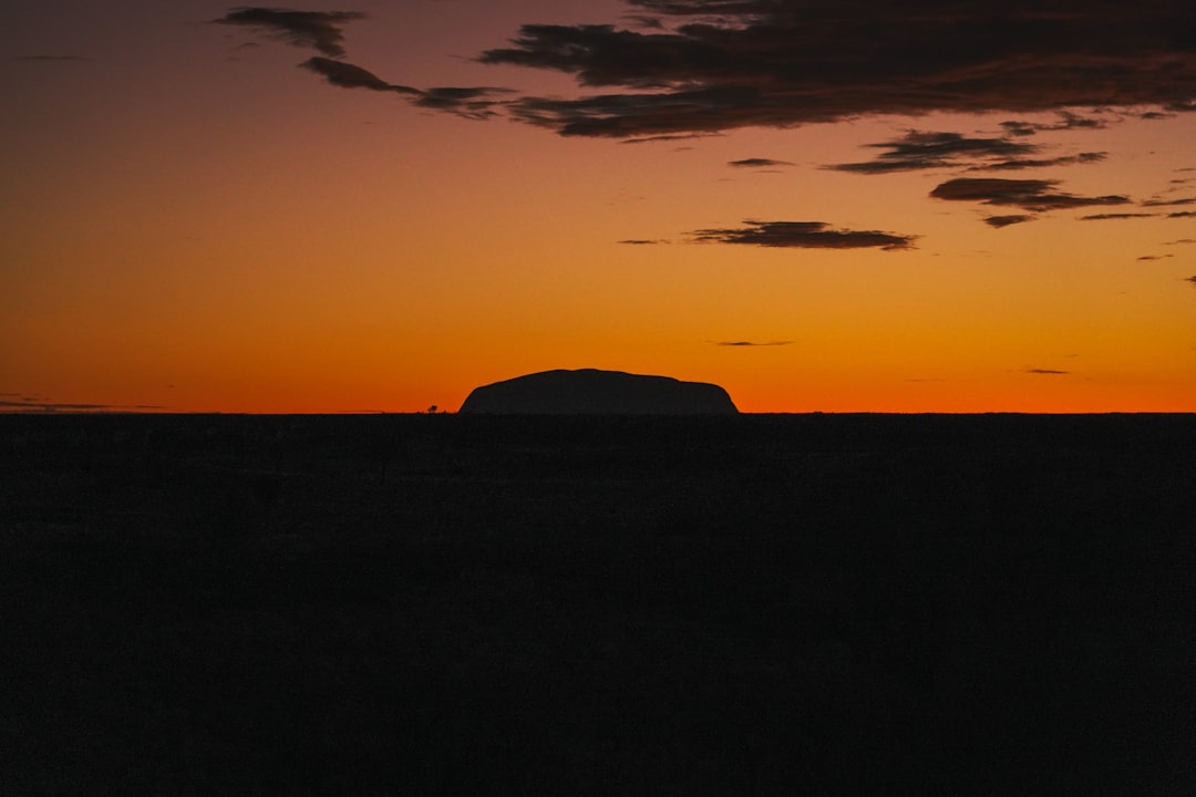 Uluṟu: O Tronco de Fogo ao Pôr do Sol - Mutitjulu NT 0872 | Secret World Trip Planner