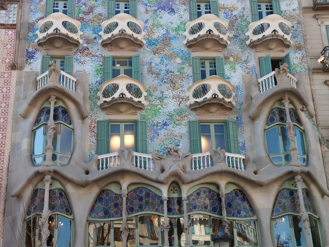 カサ・バトリョ：モダニズム建築の宝石 - Eixample | Secret World Trip Planner