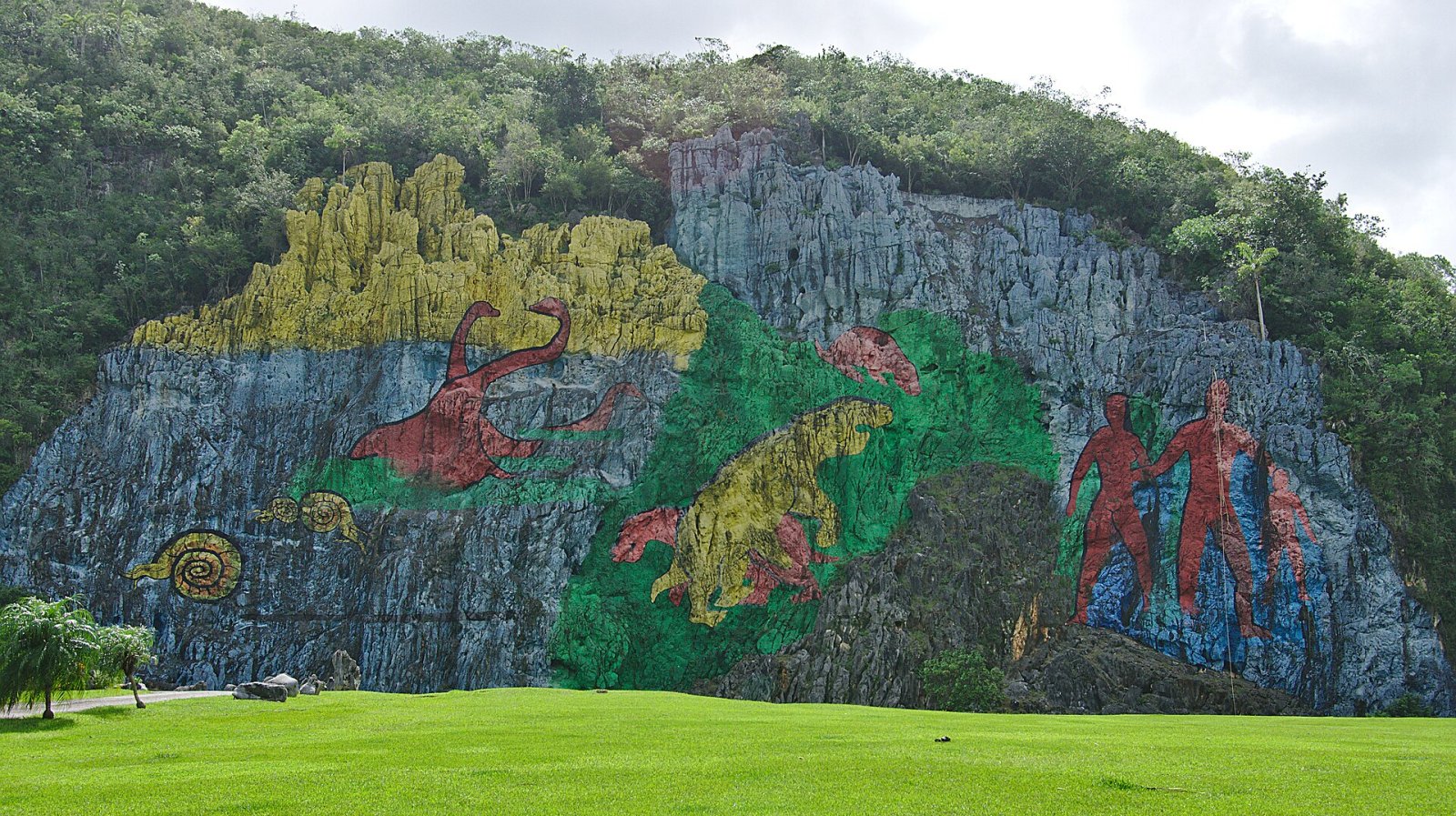 Scopri il Mural de la Prehistoria: un tesoro di Cuba - Vinales | Secret World Trip Planner