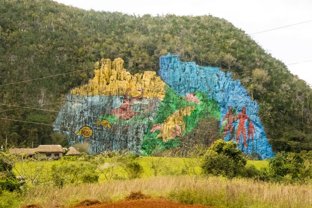 Découvrez le Mural de la Prehistoria : un trésor de Cuba - Vinales | Secret World Trip Planner
