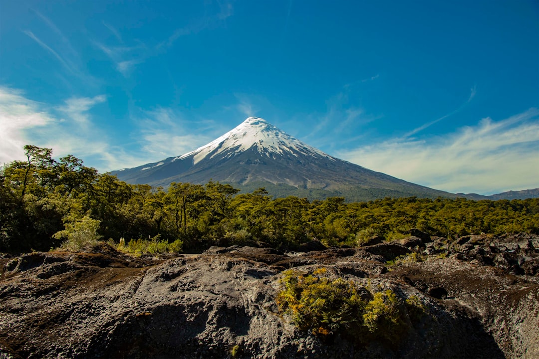 칠레 빌라리카의 매혹적인 화산 동굴을 발견하세요 - Refugio Villarrica | Secret World Trip Planner