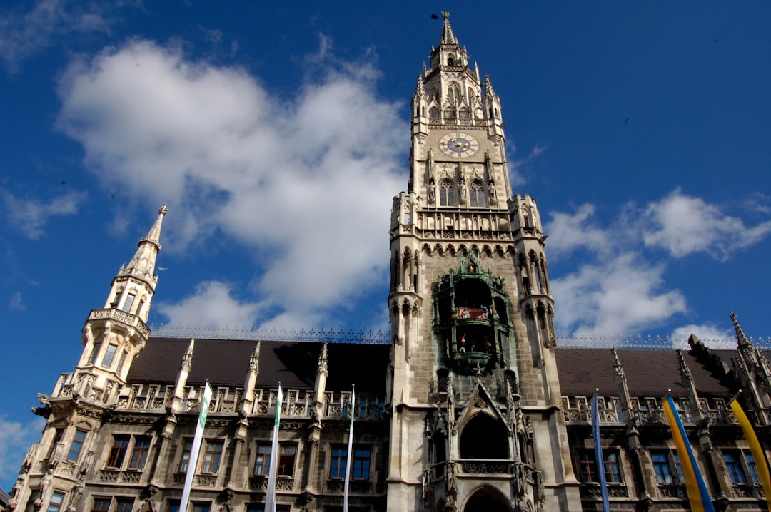 ミュンヘンの心臓部、マリエン広場を発見しよう - München | Secret World Trip Planner