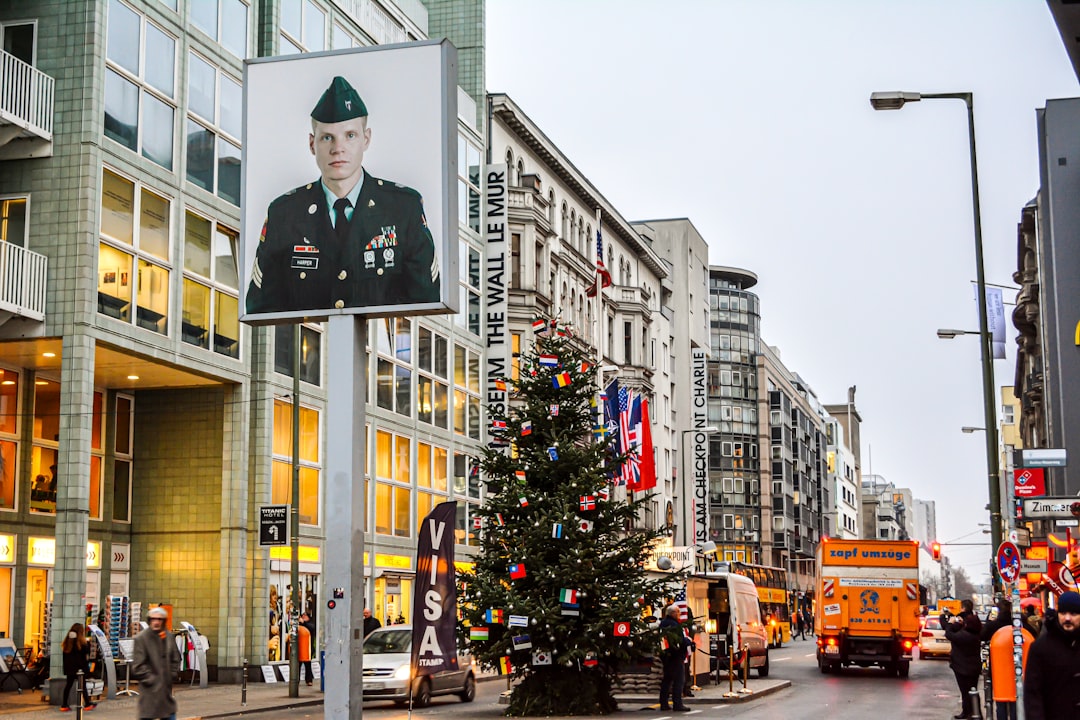 Checkpoint Charlie: Ein Symbol des Kalten Krieges in Berlin - Berlin | Secret World Trip Planner