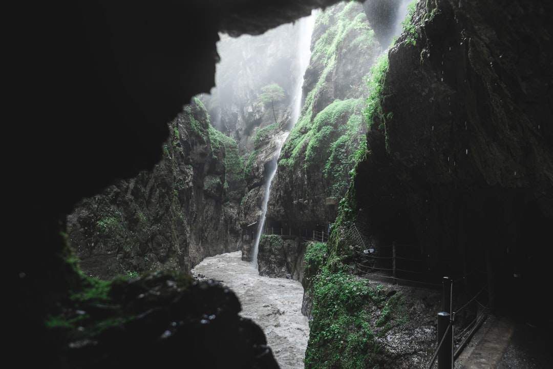 Partnachklamm:在巴伐利亚的自然与冒险之旅 - Garmisch-Partenkirchen | Secret World Trip Planner