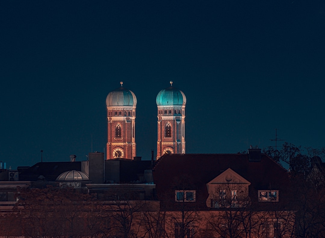 探索慕尼黑的 Frauenkirche:文化与历史的象征 - München | Secret World Trip Planner