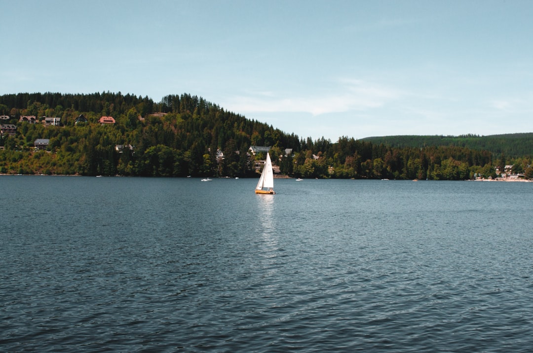 Descubre el Lago Titisee: una joya en el corazón de la Selva Negra - Lenzkirch | Secret World Trip Planner