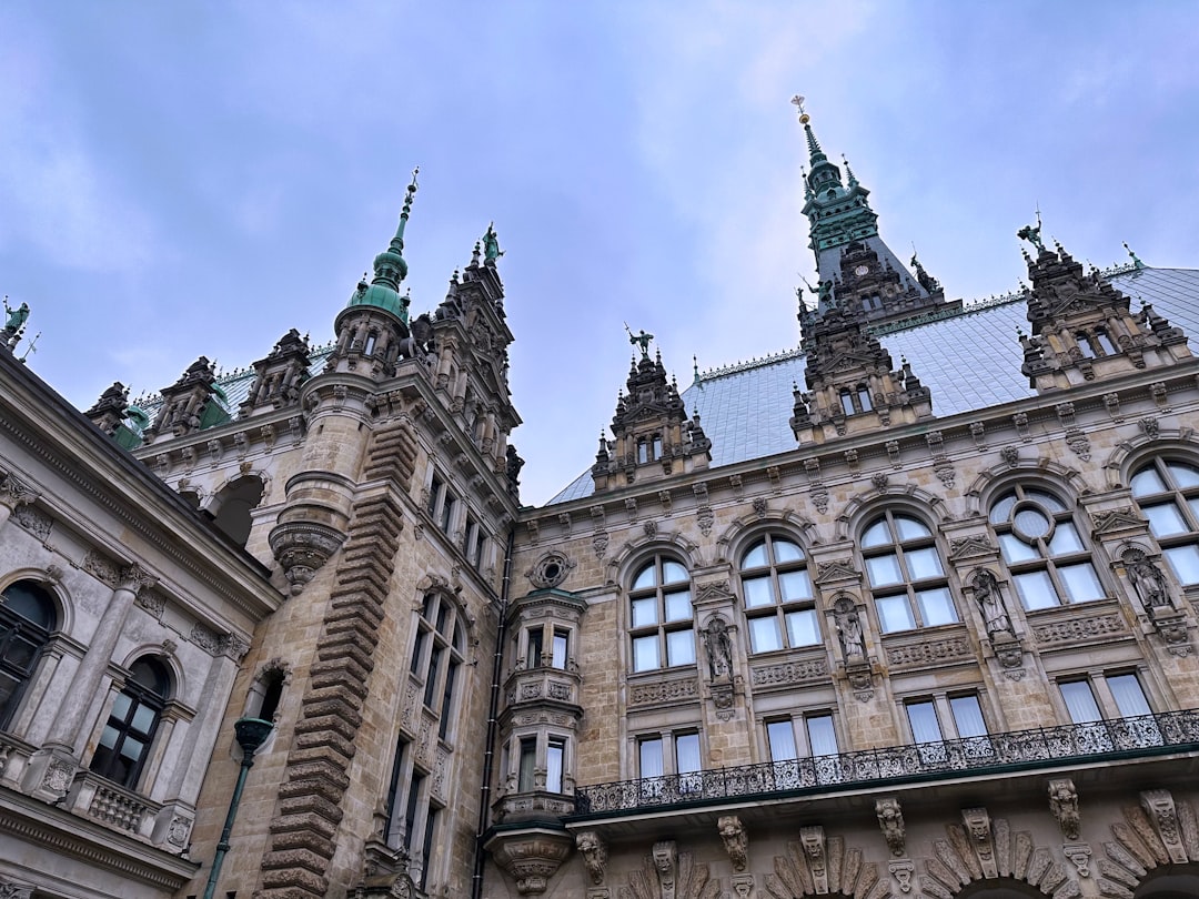 Descubre el Hamburg Rathaus: Historia y Belleza de la Capital del Norte de Alemania - Hamburg | Secret World Trip Planner