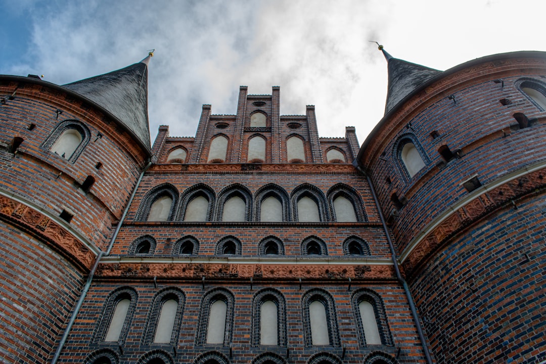 探索吕贝克的霍尔斯滕门:历史与建筑的象征 - Lübeck | Secret World Trip Planner