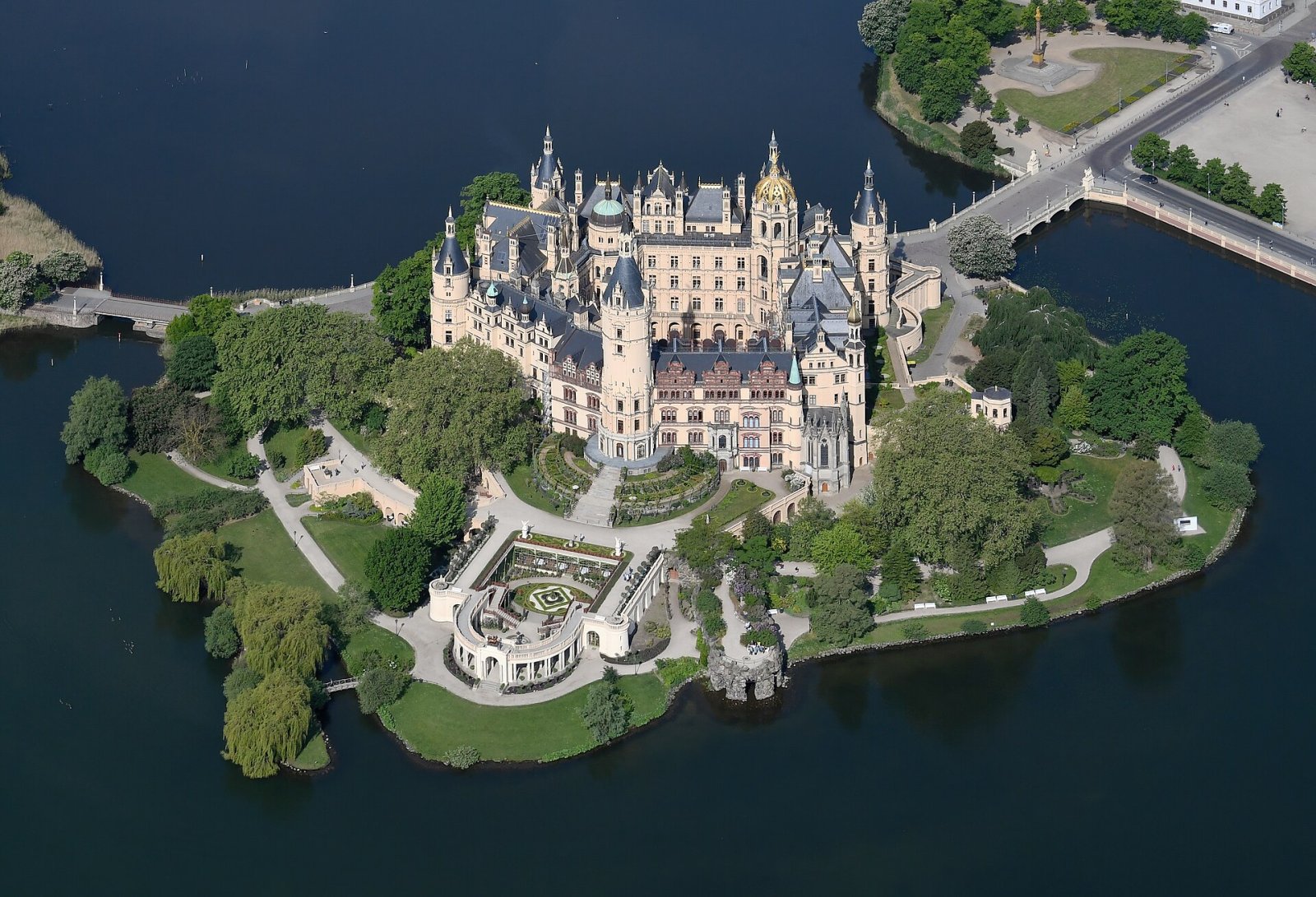 Descubre el Castillo de Schwerin: una joya de la historia alemana - Schwerin | Secret World Trip Planner