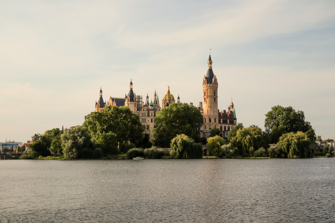 シュヴェリン城を発見:ドイツの歴史の宝石 - Schwerin | Secret World Trip Planner