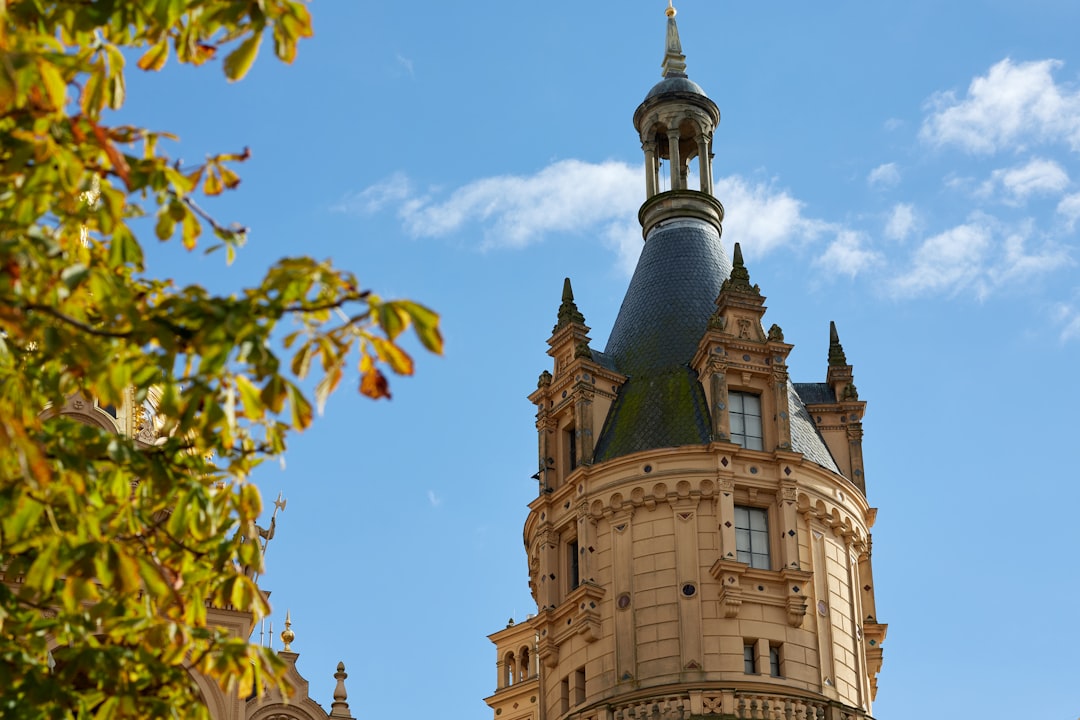 シュヴェリン城を発見:ドイツの歴史の宝石 - Schwerin | Secret World Trip Planner