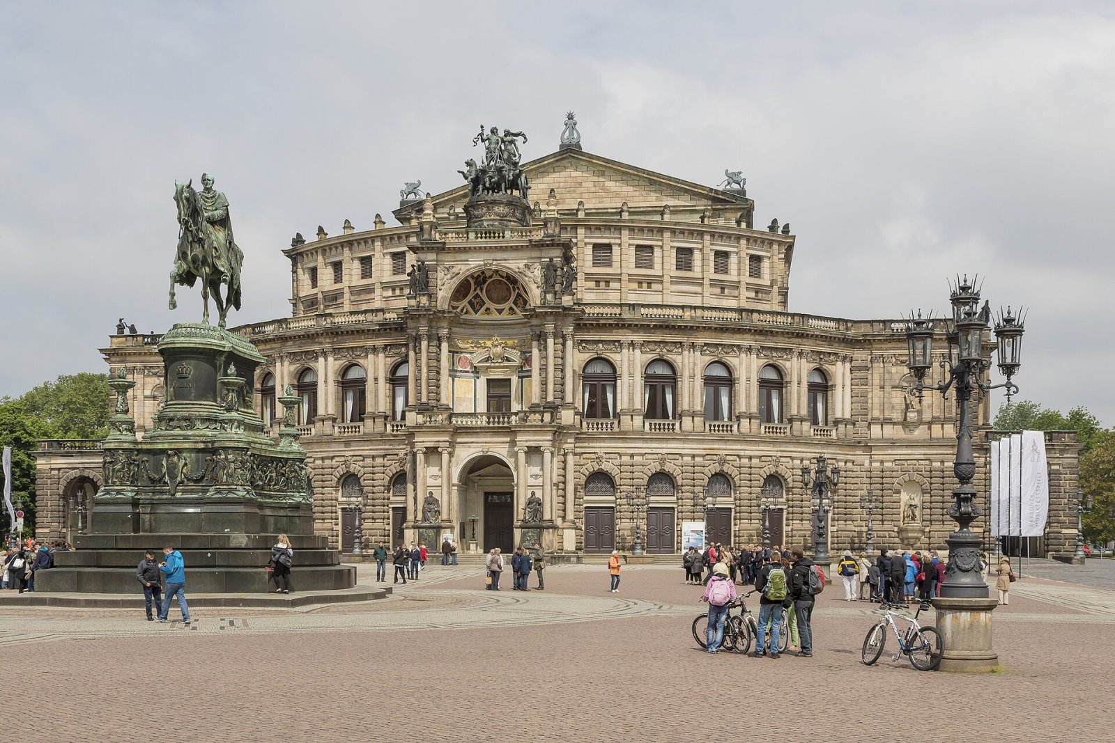 ドレスデンのゼンパーオーパーを発見：ドイツの文化的宝石 - Dresden | Secret World Trip Planner