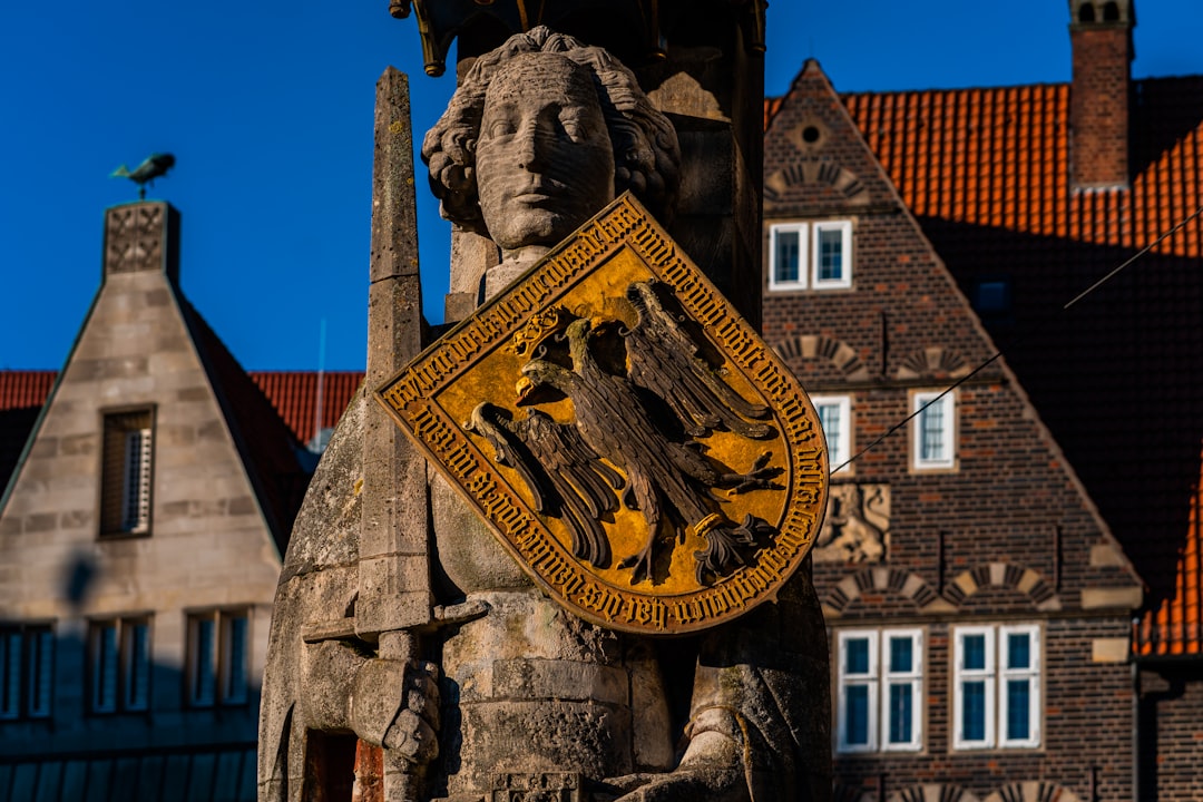 Entdecken Sie die Statue von Roland in Bremen: Geschichte und Bedeutung - Bremen | Secret World Trip Planner
