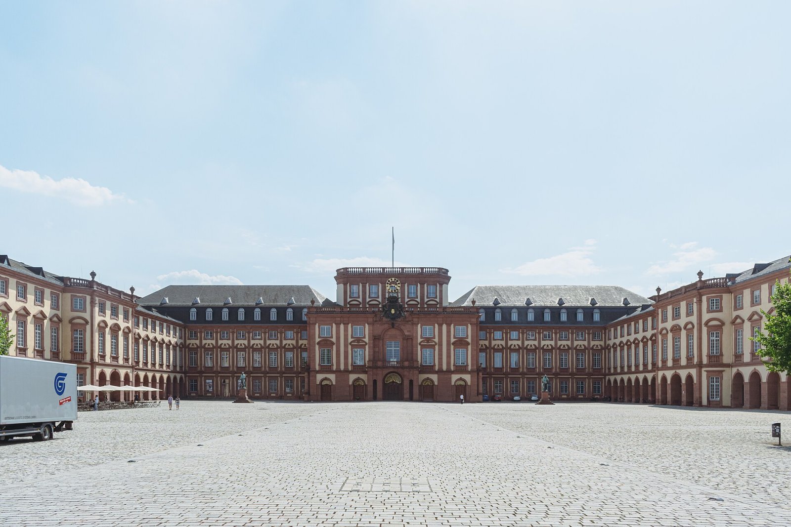 Palácio de Mannheim: Um Tesouro Histórico no Coração da Alemanha - Mannheim | Secret World Trip Planner