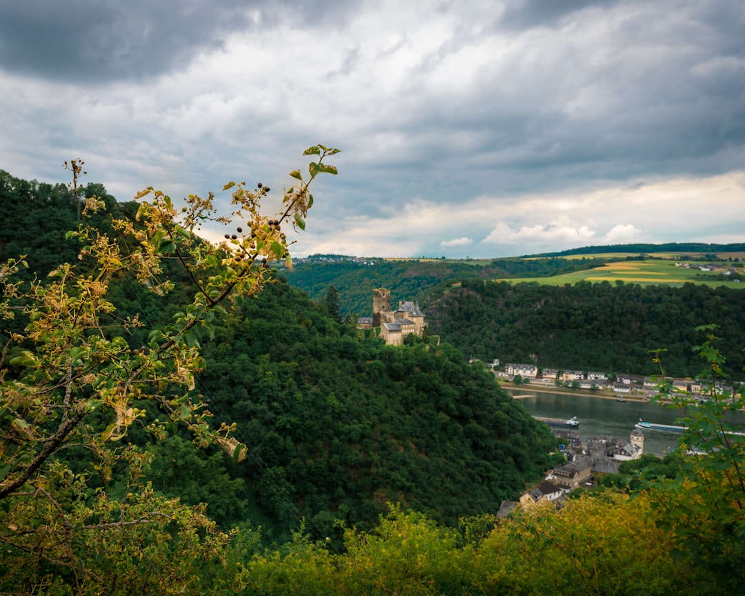 Découvrez la vallée du Rhin et la Loreley à Sankt Goarshausen - Urbar | Secret World Trip Planner