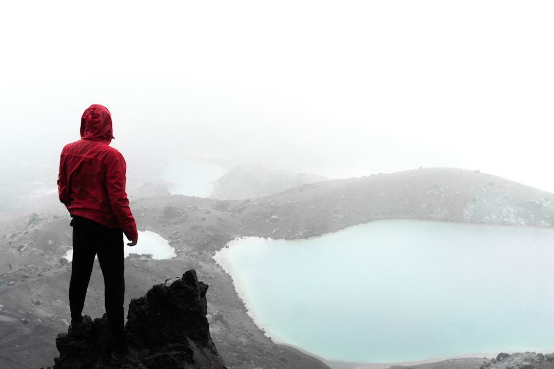 探索汤加里罗高山穿越:新西兰独特徒步之旅 - Tongariro Alpine Crossing | Secret World Trip Planner