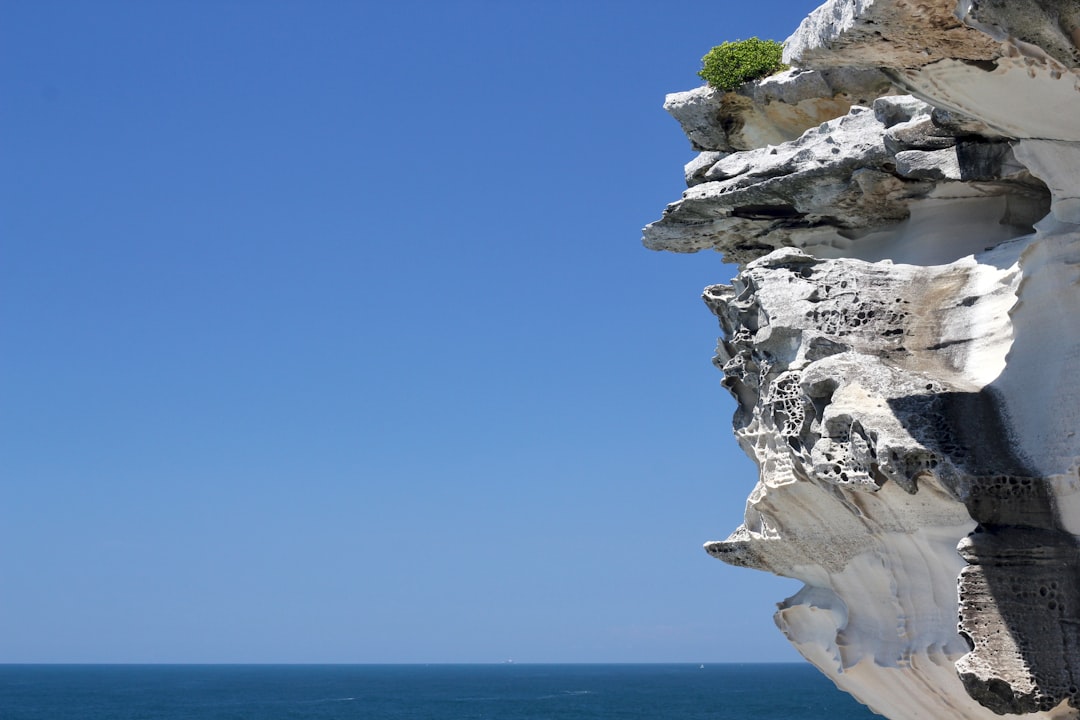 바다의 조각: 본다이 해안의 예술 - Bondi Beach Nuovo Galles del Sud 2026 | Secret World Trip Planner