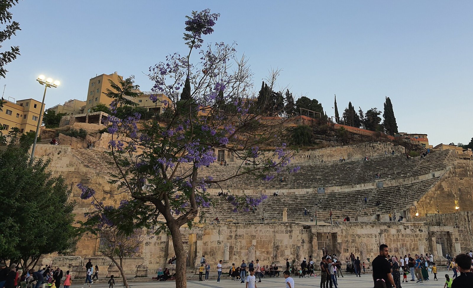 Entdecken Sie den Charme des Römischen Theaters von Amman - XW2Q+R7V | Secret World Trip Planner