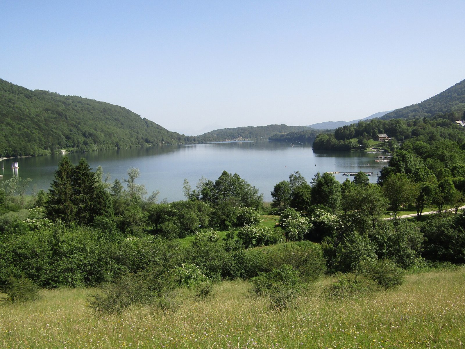 Lago Laffrey: Un Paraíso Natural en Auvergne-Rhône-Alpes - Saint-Théoffrey | Secret World Trip Planner