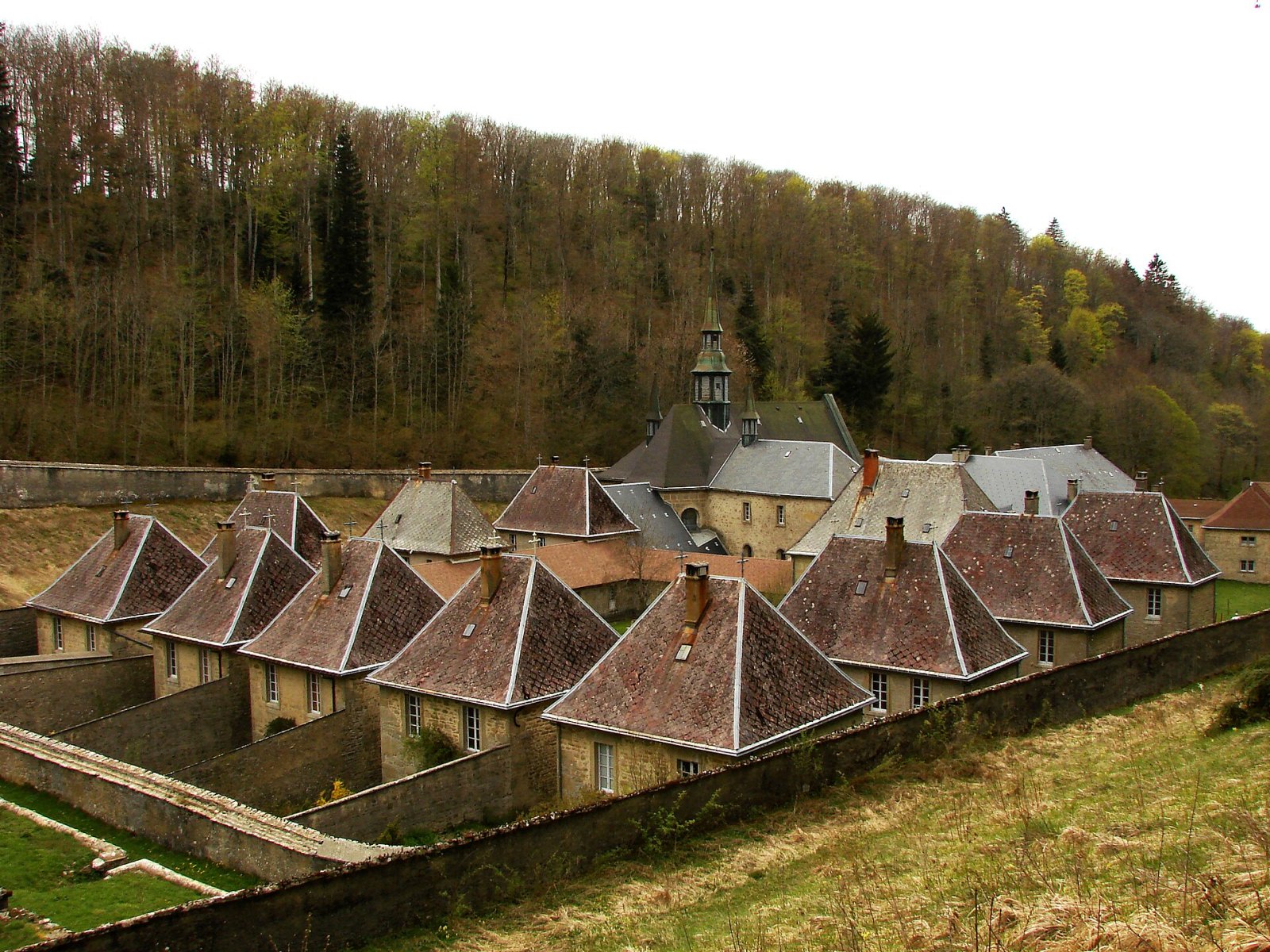 Découvrez la Chartreuse de Portes : un trésor culturel en France - Prémillieu | Secret World Trip Planner
