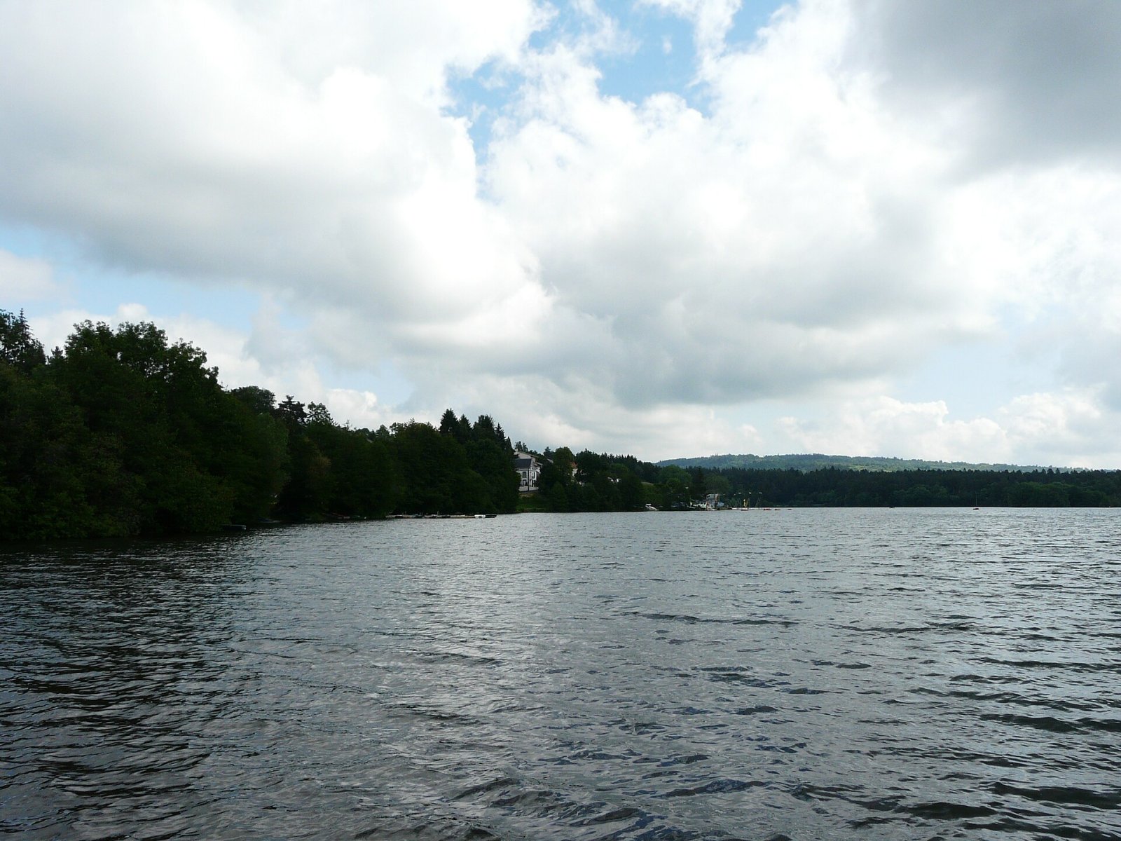 Descubre el Lago de Aydat: Un Paraíso Natural en Francia - Aydat | Secret World Trip Planner