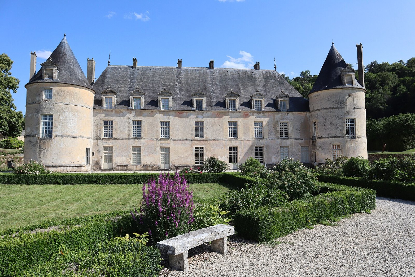 Découvrez le Charme du Château de Bussy-Rabutin en France - Hauteroche | Secret World Trip Planner