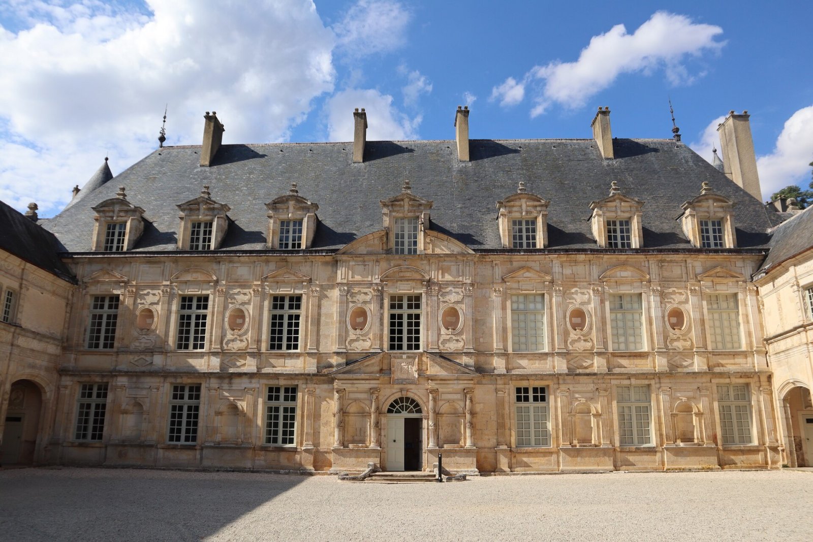 フランスのシャトー・ド・ビュッシー＝ラビュタンの魅力を発見する - Hauteroche | Secret World Trip Planner