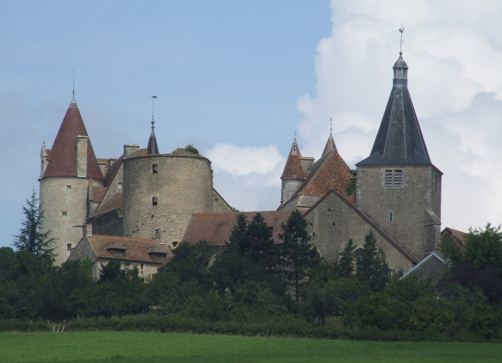 ブルゴーニュのシャトー・ド・シャトーヌフの魅力を発見する - Vandenesse-en-Auxois | Secret World Trip Planner