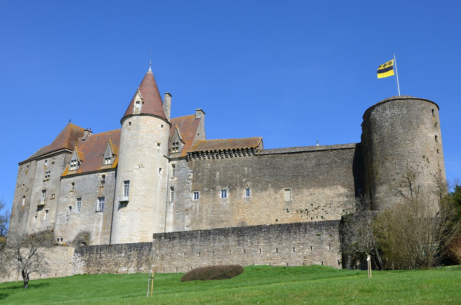 探索法国勃艮第的沙特诺夫城堡魅力 - Vandenesse-en-Auxois | Secret World Trip Planner