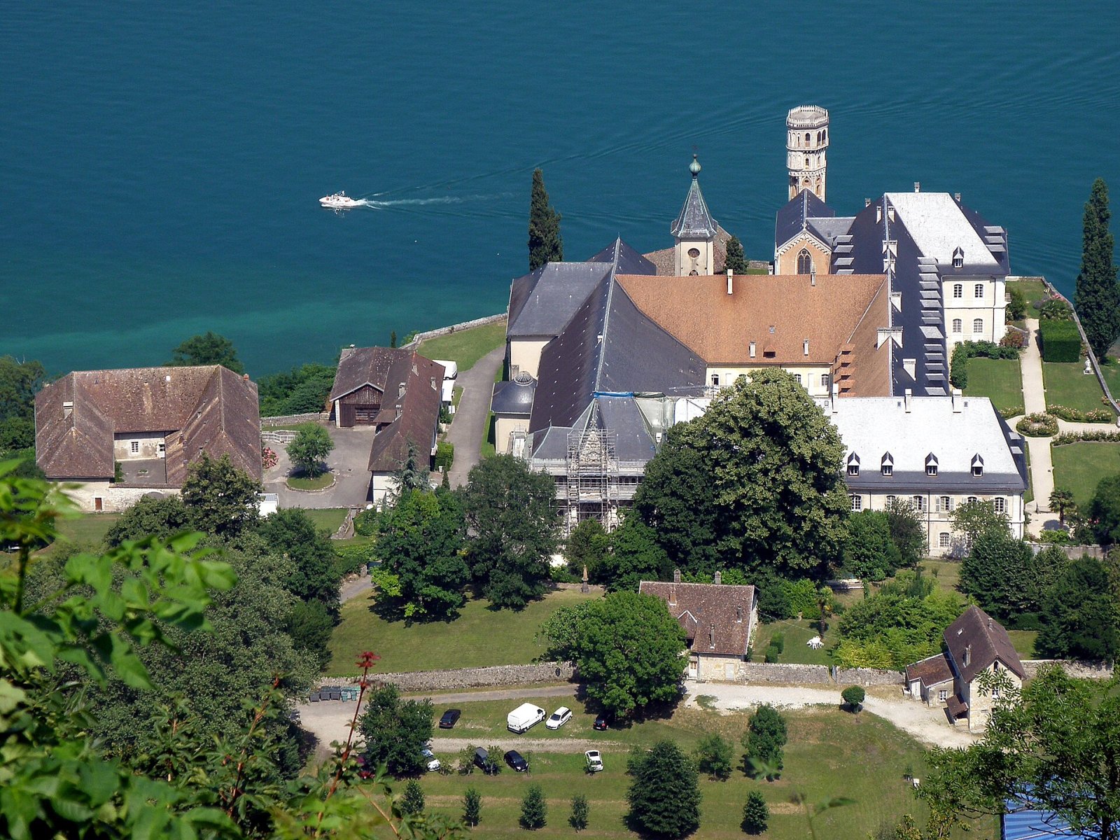 Scopri l'Abbaye d'Hautecombe: un gioiello culturale in Francia - Saint-Pierre-de-Curtille | Secret World Trip Planner
