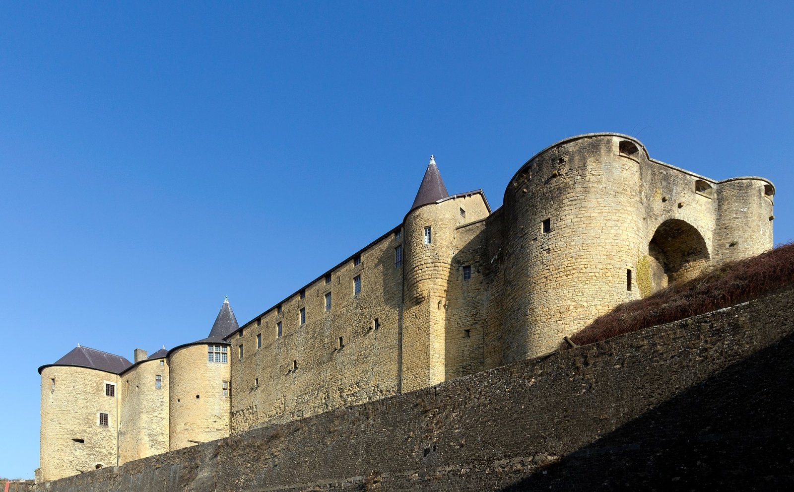 Descubre el Château Fort de Sedan: una joya de la historia francesa - Sedan | Secret World Trip Planner