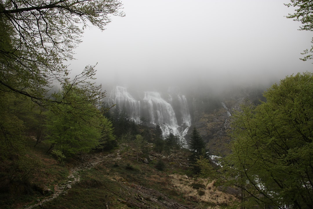 Entdecken Sie die Magie der Cascade de la Billaude in Frankreich - Le Frasnois | Secret World Trip Planner