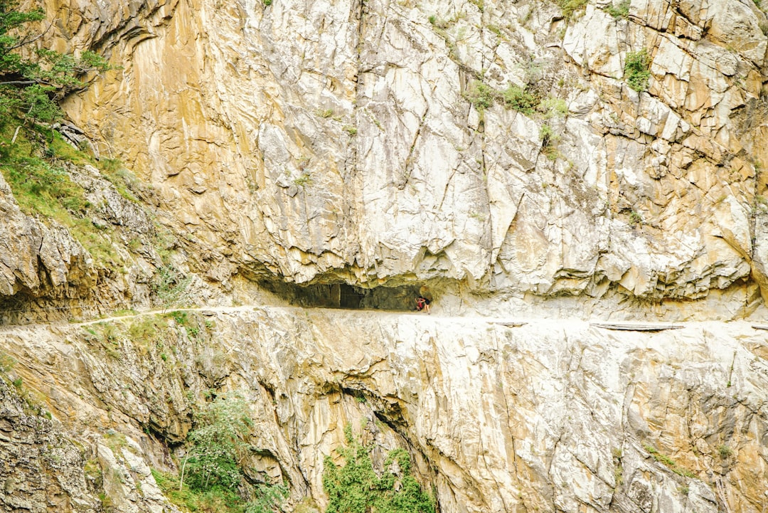 探索法国Cascade de la Billaude的魔力 - Le Frasnois | Secret World Trip Planner