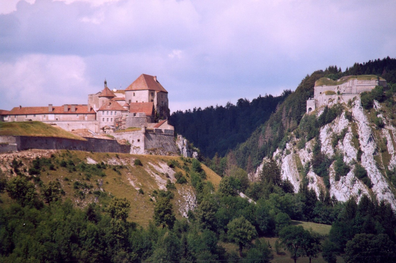Château de Joux: Uma Viagem pela História da Bourgogne-Franche-Comté - La Cluse-et-Mijoux | Secret World Trip Planner