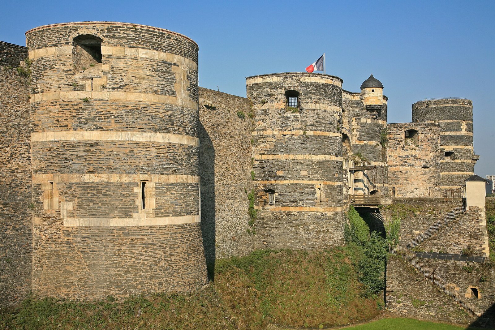 Descubra o encanto do Château d'Angers no Vale do Loire - Semblançay | Secret World Trip Planner
