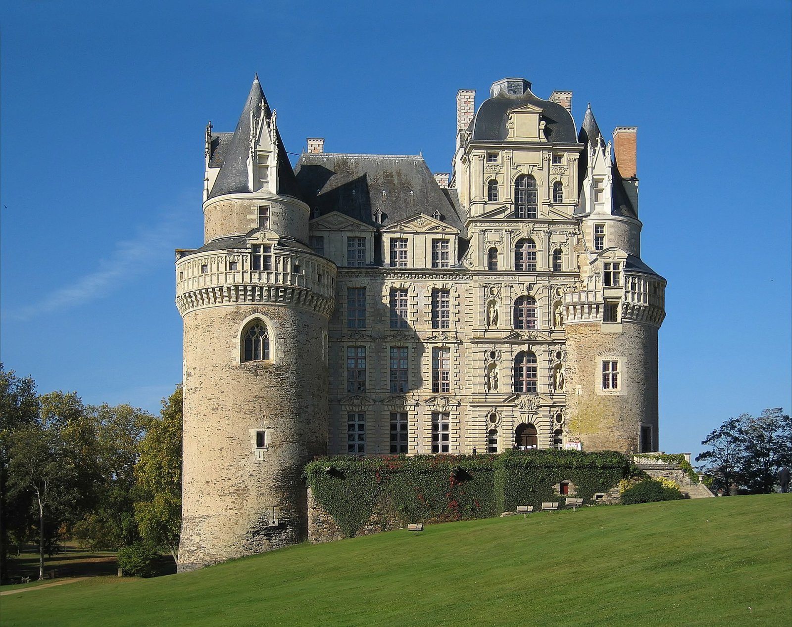 Château de Brissac: Ein Schatz der französischen Geschichte - Cinq-Mars-la-Pile | Secret World Trip Planner