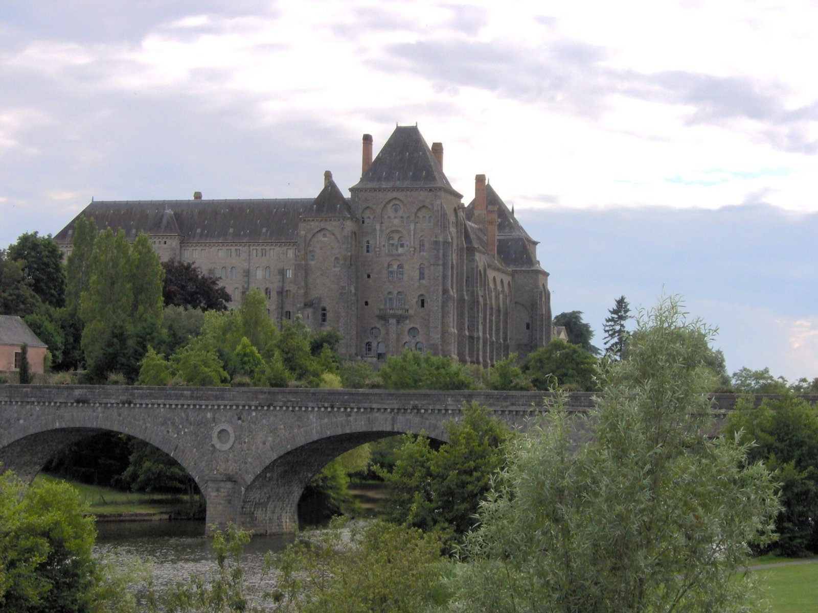 Entdecken Sie die Abbaye de Solesmes: ein Juwel der Pays de la Loire - Saint-Mars-d'Outillé | Secret World Trip Planner