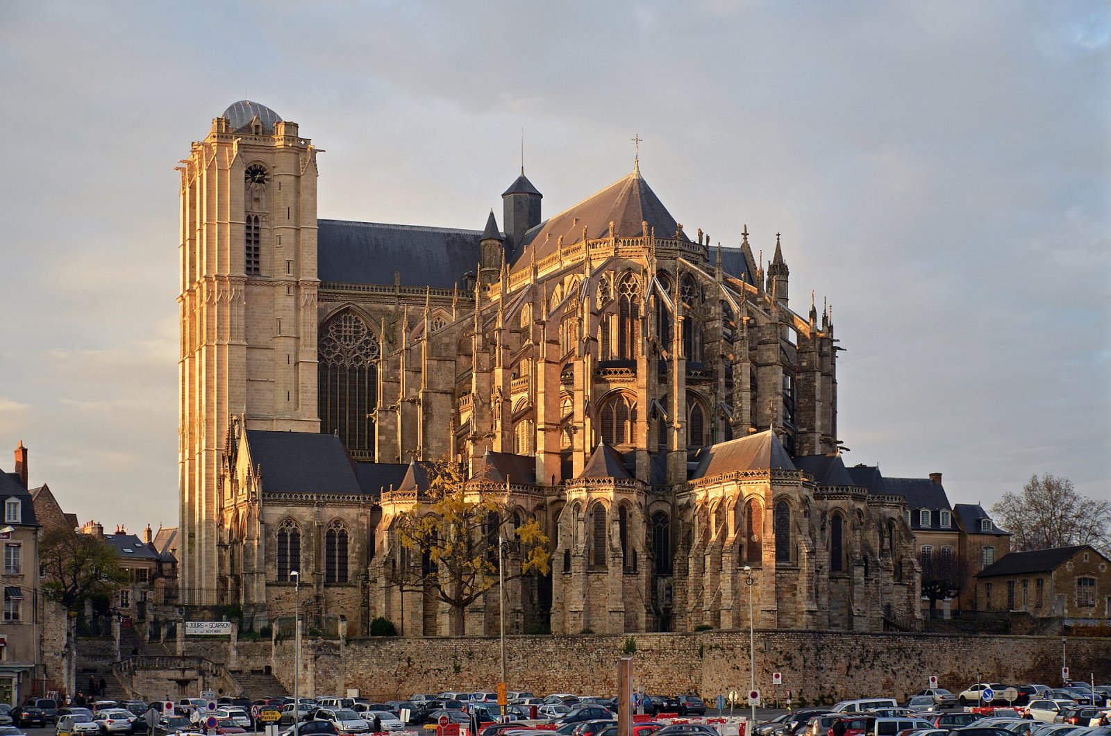 Descubriendo la Cathédrale Saint-Julien du Mans: un tesoro cultural - Le Mans | Secret World Trip Planner