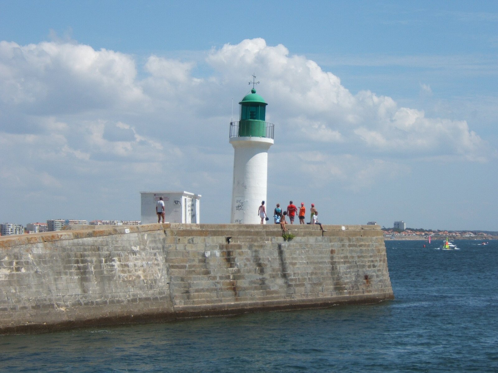Entdecken Sie den Phare des Sables-d'Olonne: Licht und Geschichte in Frankreich - Montchevrier | Secret World Trip Planner