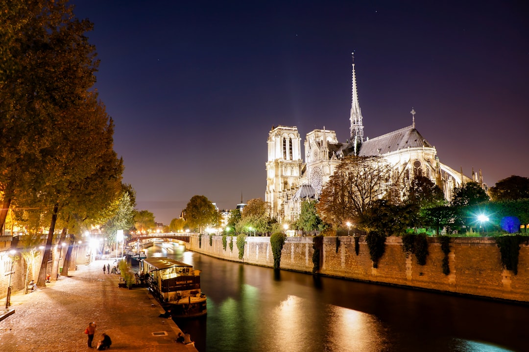 探索巴黎圣母院：哥特建筑的杰作 - Paris | Secret World Trip Planner